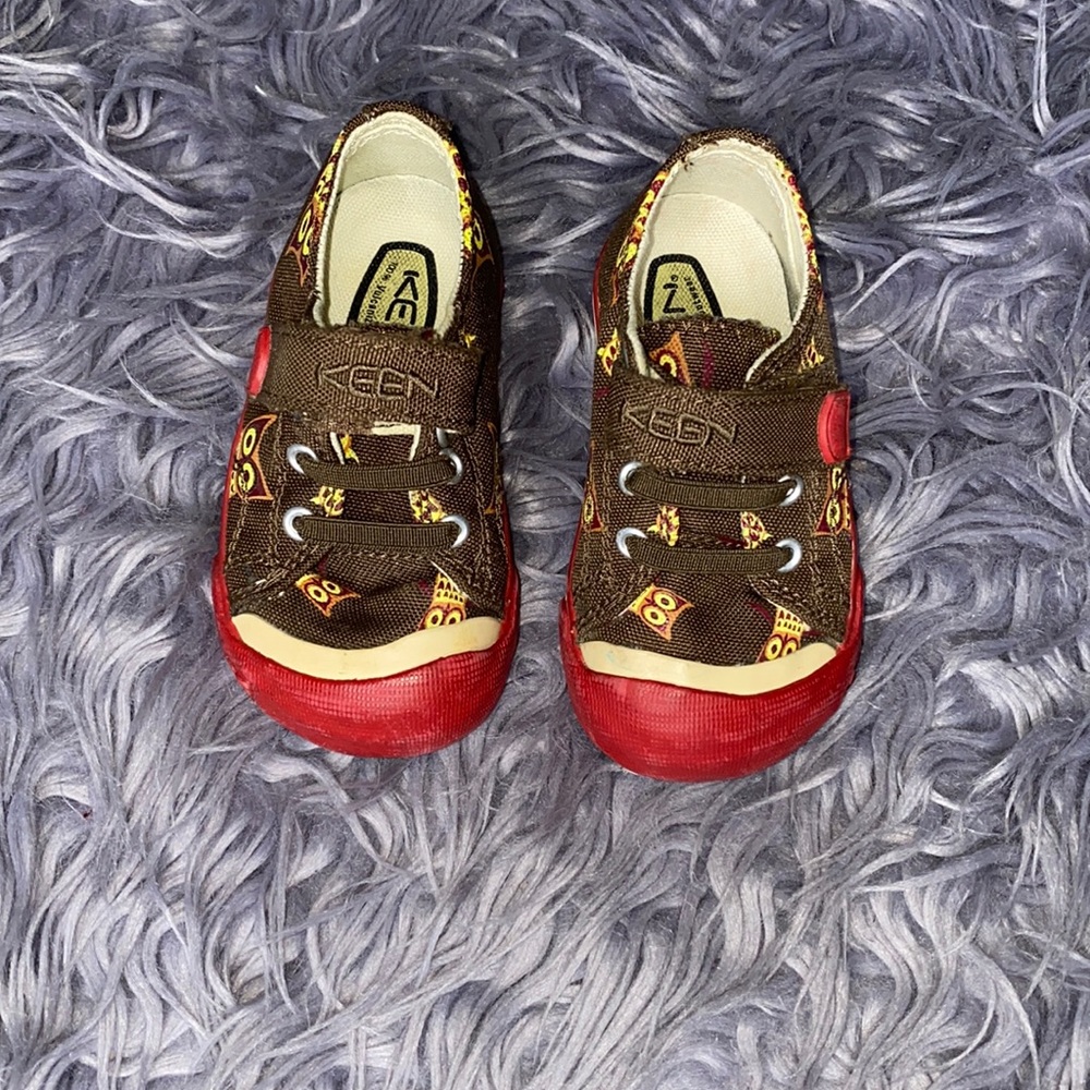 Keen Brown and Red Sneakers with Closed Toe Design